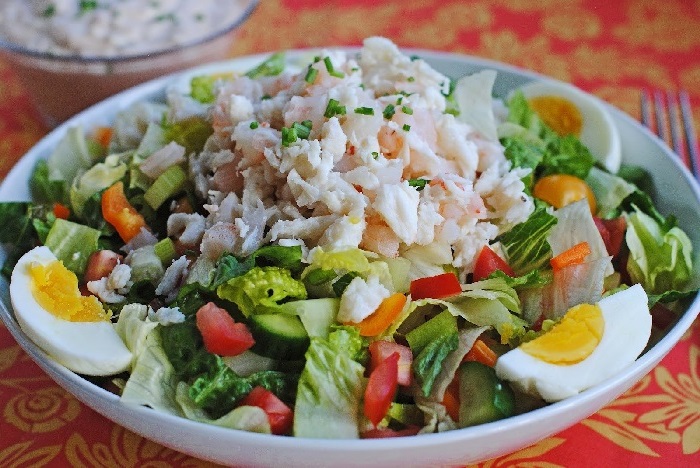 Легкий праздничный салат с мясом краба и овощами