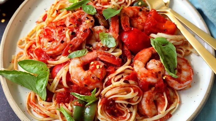 Спагетти с креветками и болгарским перцем в сливочно-томатном соусе