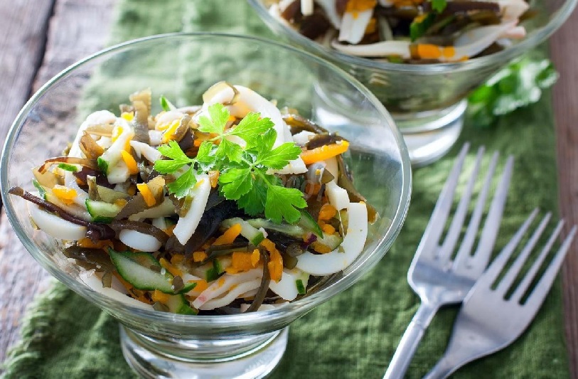Фитнес-салат с морской капустой и кальмарами